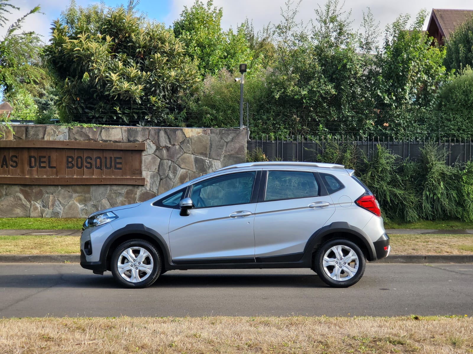 
								Honda WRV LX full									