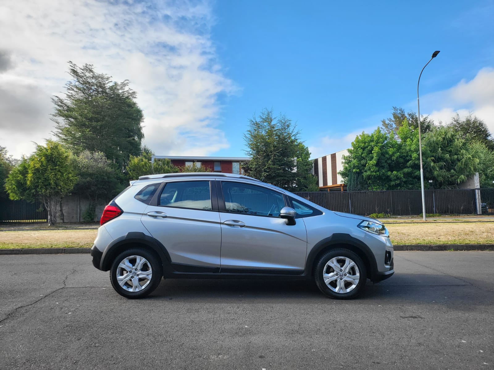 
								Honda WRV LX full									