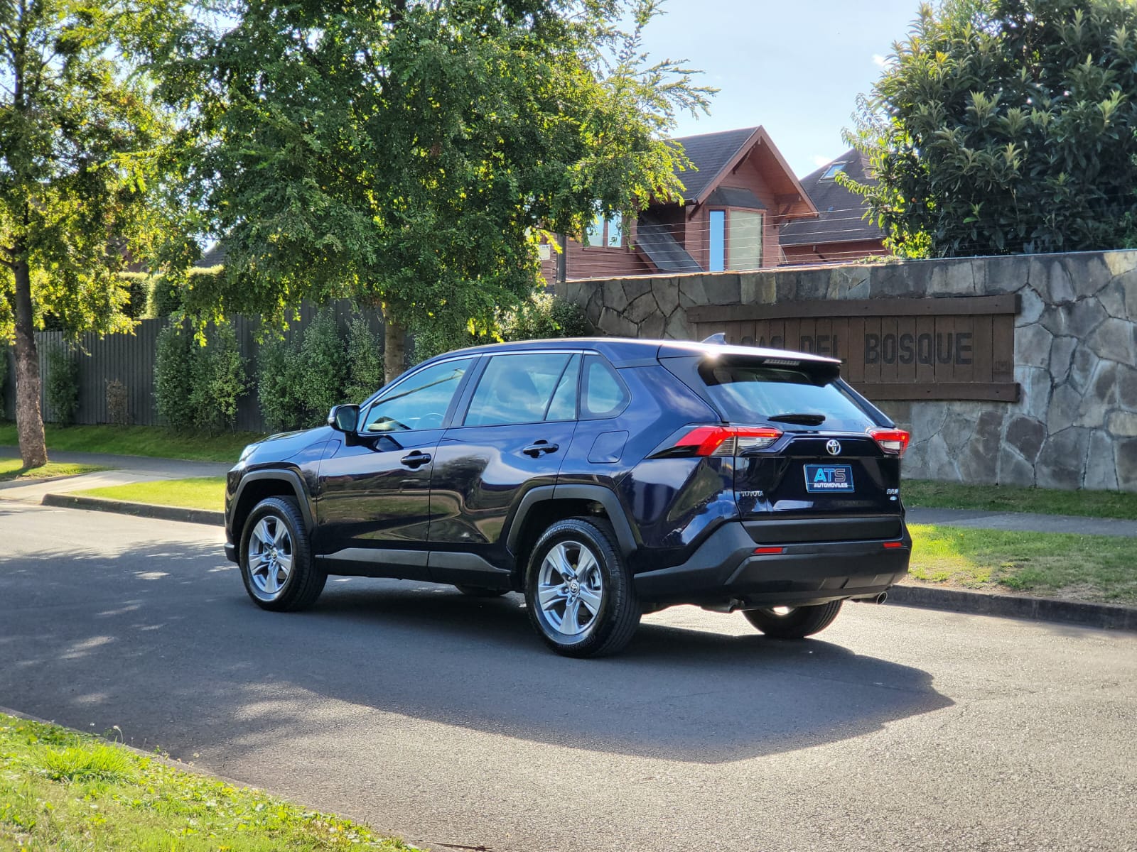 
								Toyota Rav 4 full									