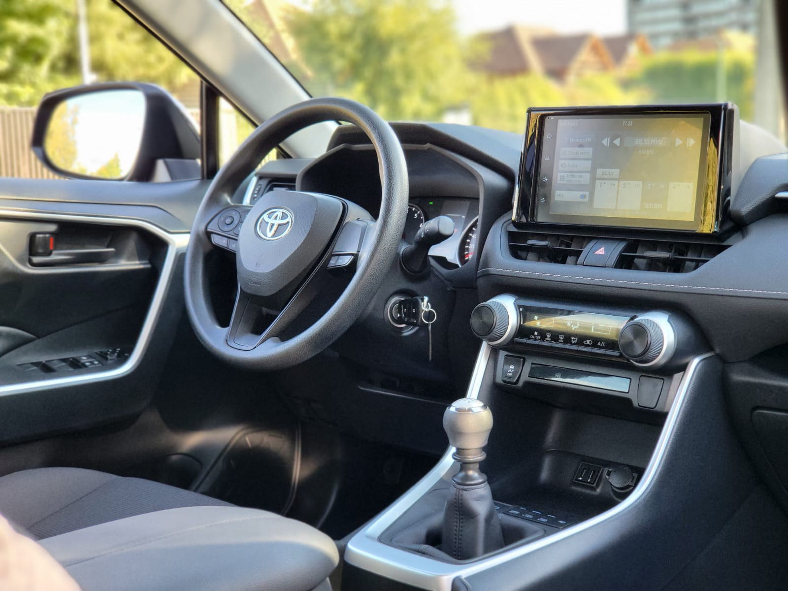 
								Toyota Rav 4 full									