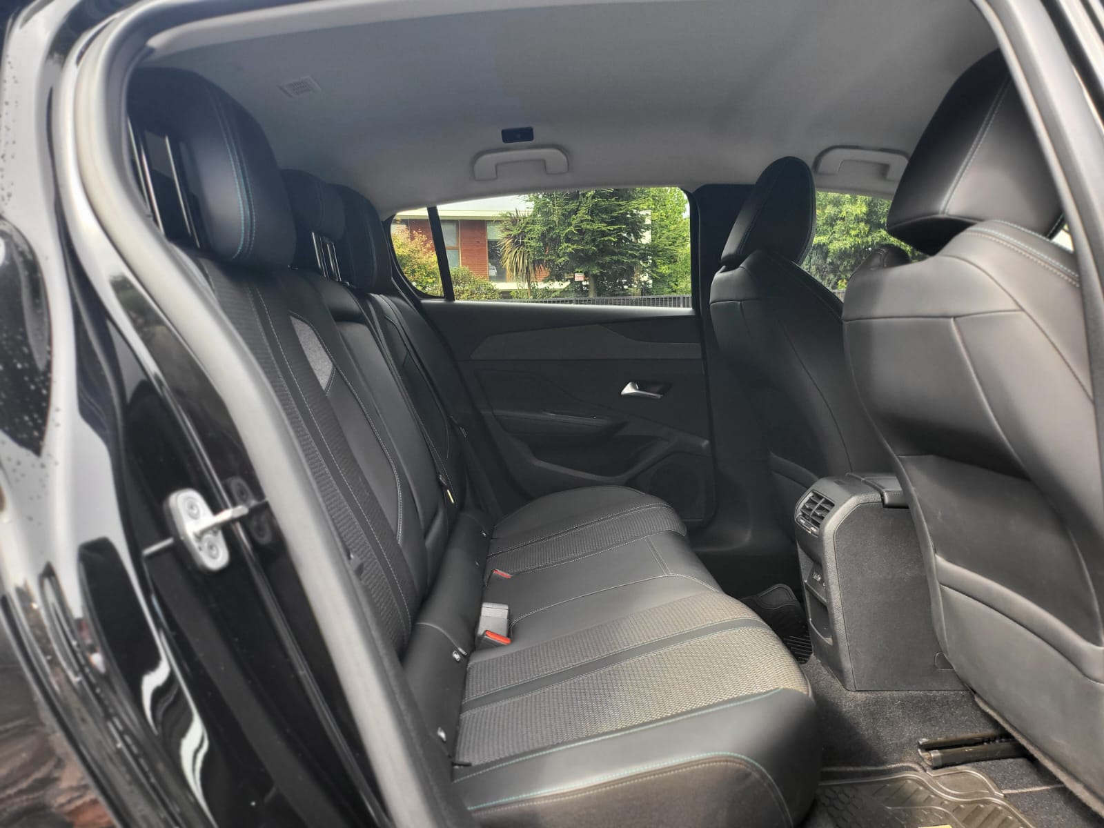 
								Peugeot 308 BLUEHDI full									